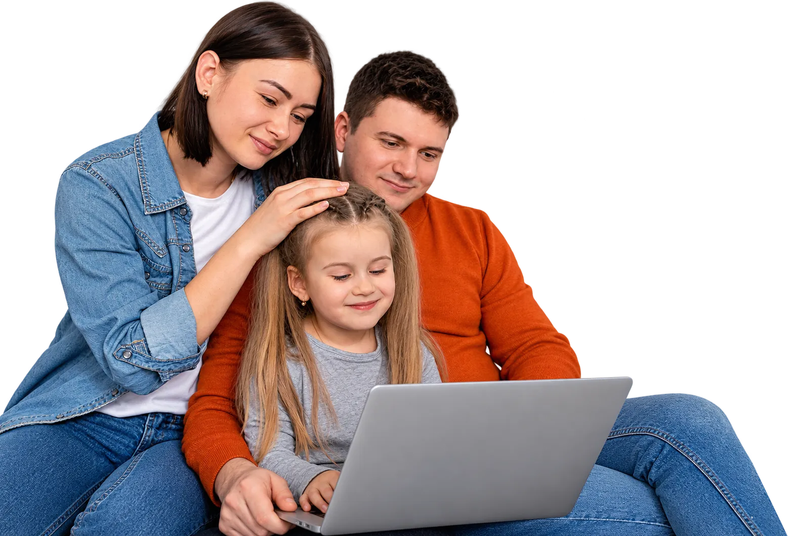 Família sorrindo com notebook